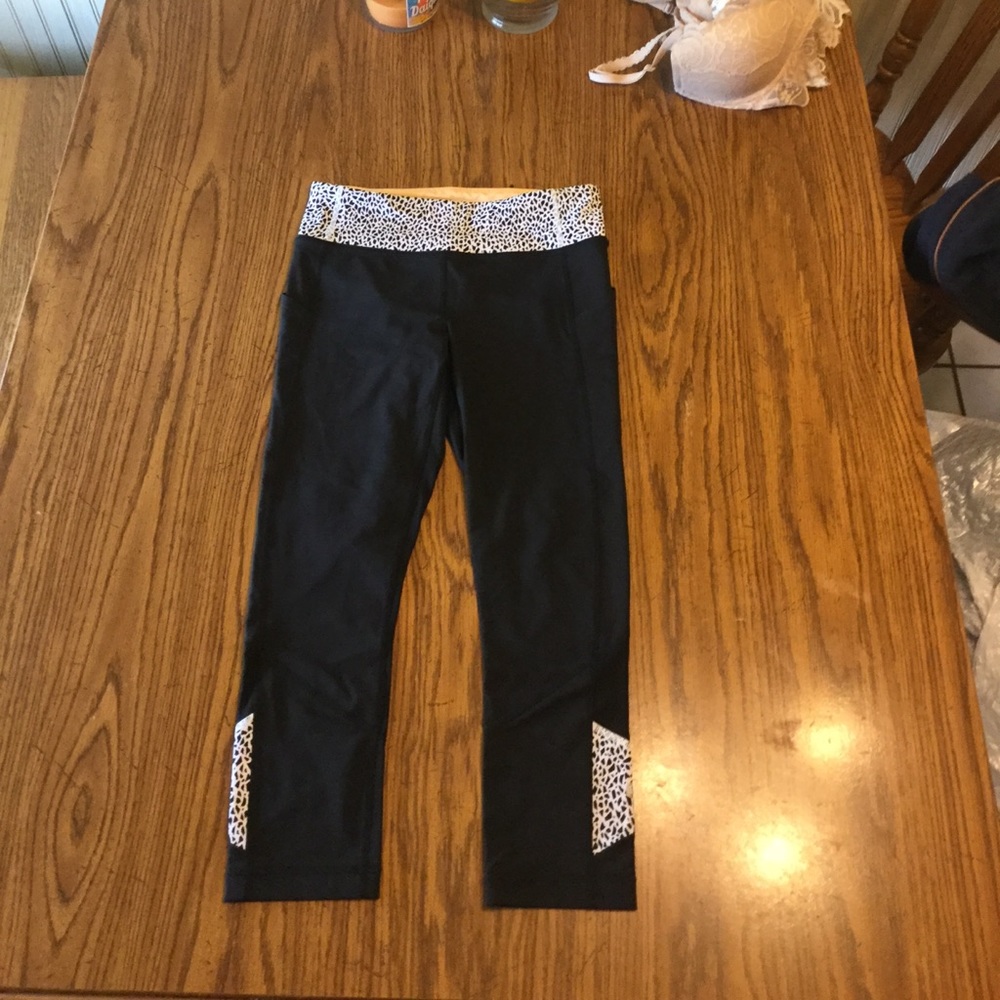 Lululemon  pocket Capri workout pants, sz. 6 .